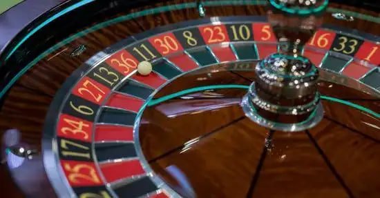 Pengguna membuka Bonus Crash di ponsel